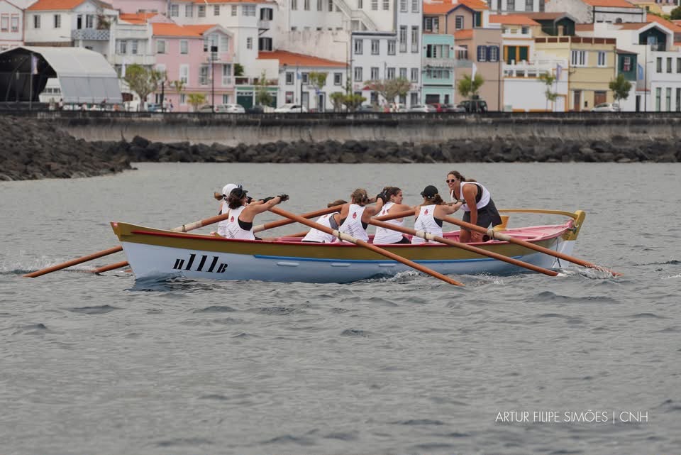 Equipa feminina a remar em bote baleeiro